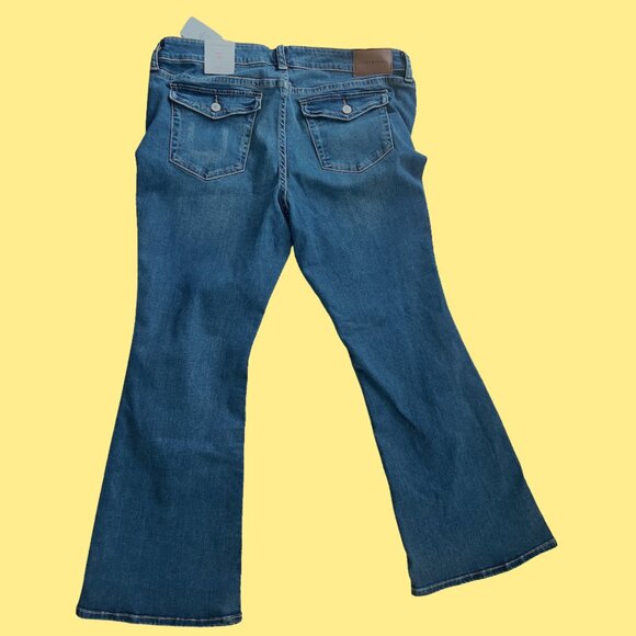 Lucky Brand Low-Rise Flare Jeans NWT 🖤 - Picture 2 of 6